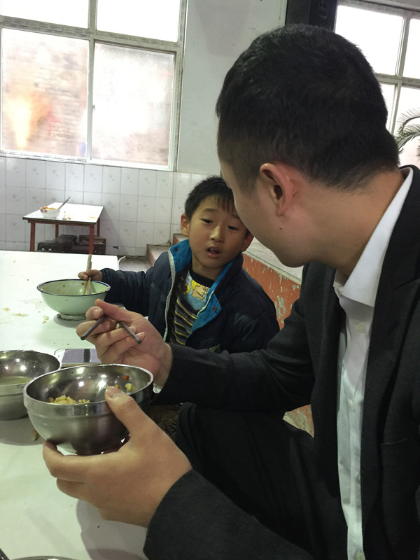 1447231443681041264.jpg 和孩子一起午餐聊天_副本.jpg